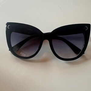 Elegant Black Cat-Eye Sunglasses